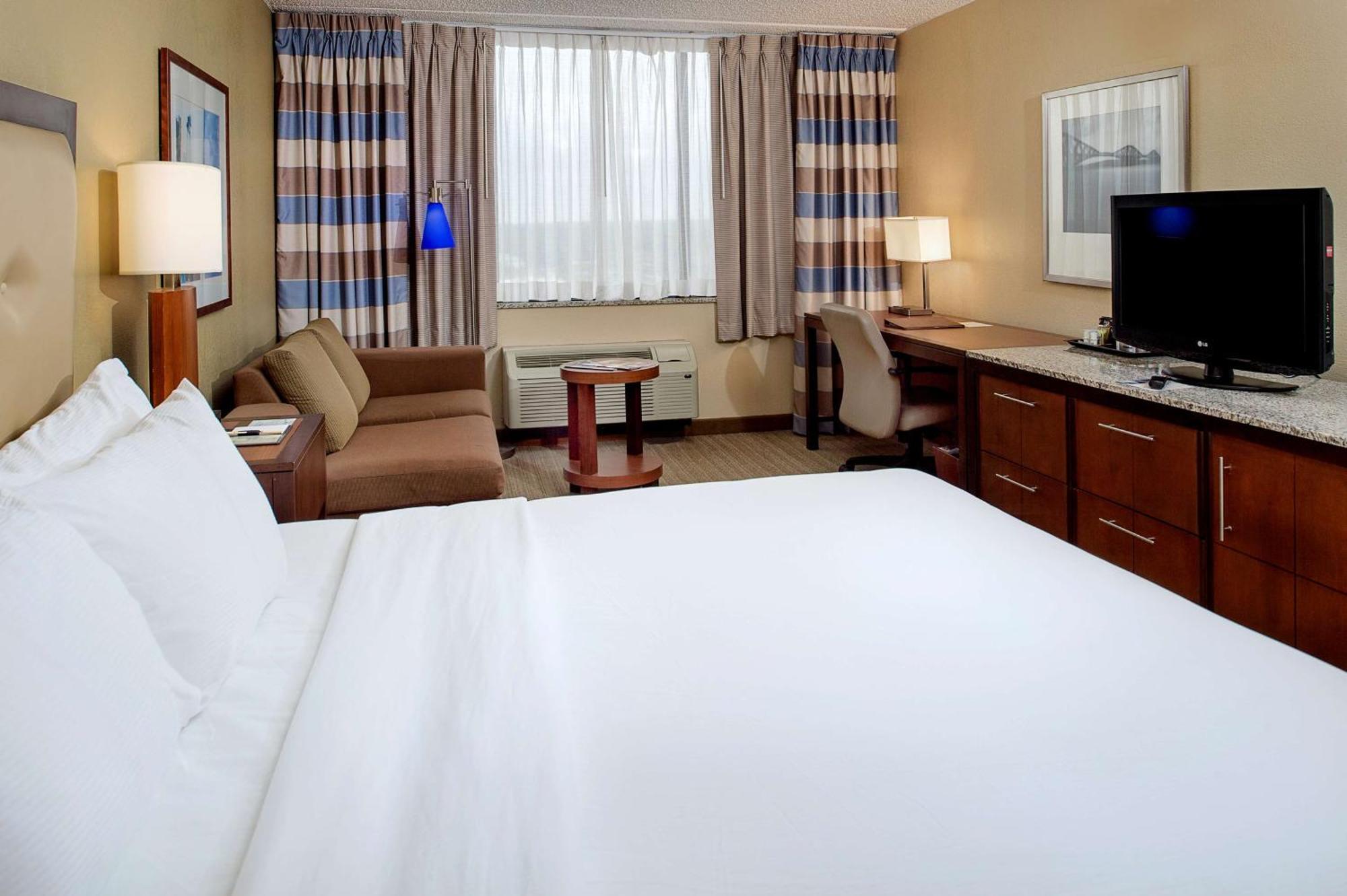 Отель Doubletree By Hilton St. Louis At Westport Мэриленд-Хайтс Экстерьер фото
